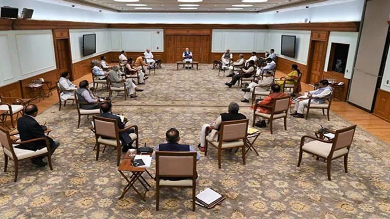 తెలంగాణకు గిరిజన యూనివర్శిటీ, జాతీయ పసుపుబోర్డు: కేంద్రకేబినెట్ కీలక నిర్ణయాలు తెలంగాణకు గిరిజన యూనివర్శిటీ, జాతీయ పసుపుబోర్డు: కేంద్రకేబినెట్ కీలక నిర్ణయాలు