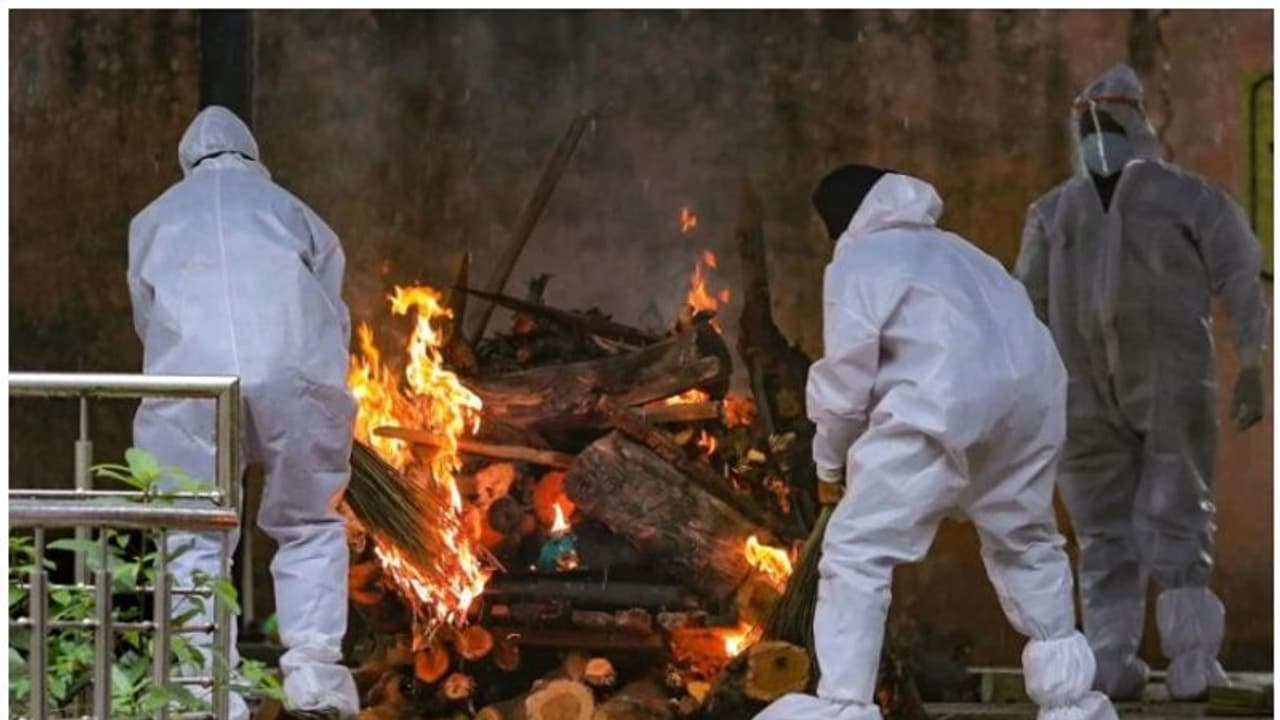 ജമ്മുവില് കൊവിഡ് ബാധിച്ച് മരിച്ചയാളുടെ സംസ്കാര ചടങ്ങുകള് തടസപ്പെടുത്തി നാട്ടുകാര് ജമ്മുവില് കൊവിഡ് ബാധിച്ച് മരിച്ചയാളുടെ സംസ്കാര ചടങ്ങുകള് തടസപ്പെടുത്തി നാട്ടുകാര്