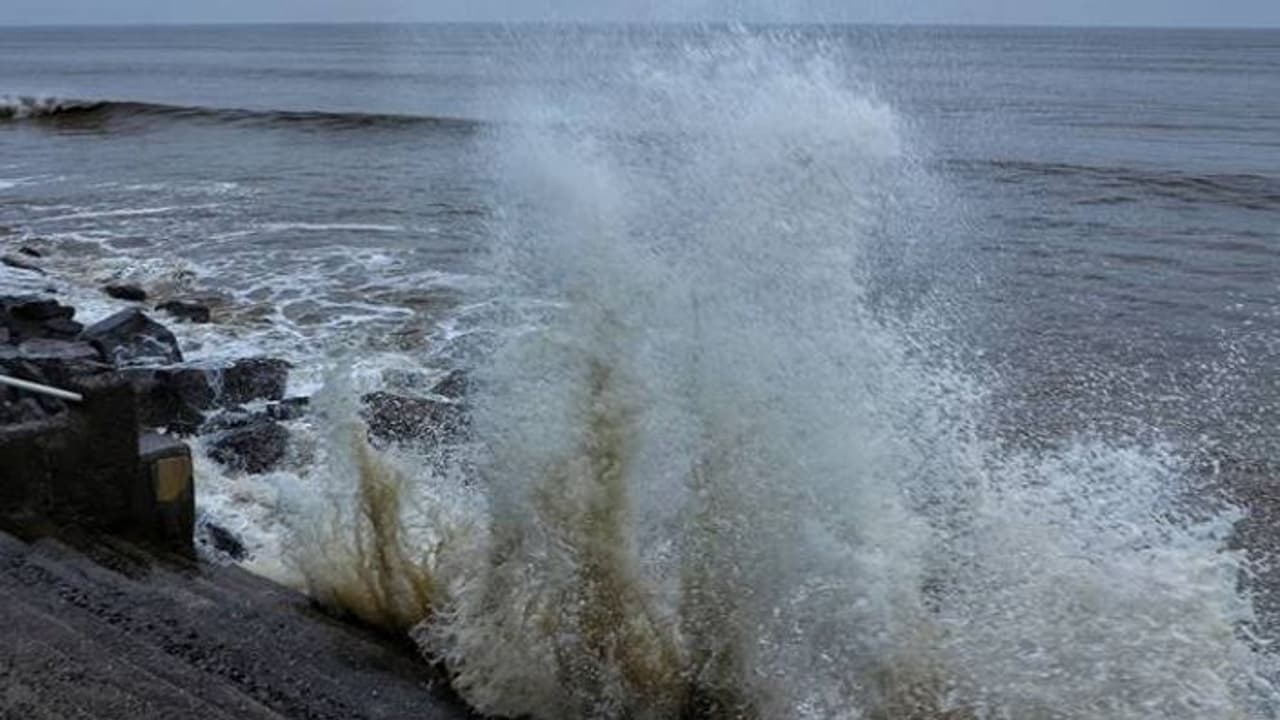 আরব সাগরে ৬ ফুট লম্বা ঢেউ ওঠার আশঙ্কা, ১৩৮ বছর পর ঘূর্ণিঝড় দেখছে মুম্বইবাসী আরব সাগরে ৬ ফুট লম্বা ঢেউ ওঠার আশঙ্কা, ১৩৮ বছর পর ঘূর্ণিঝড় দেখছে মুম্বইবাসী