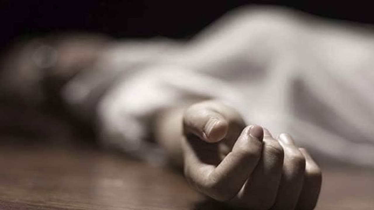 టిఫిన్ బాక్సులో తల, ఇంట్లో డెడ్బాడీ: కడపలో రిటైర్డ్ ఉద్యోగి దారుణ హత్య టిఫిన్ బాక్సులో తల, ఇంట్లో డెడ్బాడీ: కడపలో రిటైర్డ్ ఉద్యోగి దారుణ హత్య