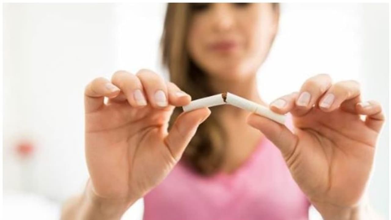 പുകവലിക്കുന്ന സ്ത്രീകളുടെ ശ്രദ്ധയ്ക്ക്; ഈ അഞ്ച് കാര്യങ്ങൾ അറിയാതെ പോകരുത് പുകവലിക്കുന്ന സ്ത്രീകളുടെ ശ്രദ്ധയ്ക്ക്; ഈ അഞ്ച് കാര്യങ്ങൾ അറിയാതെ പോകരുത്