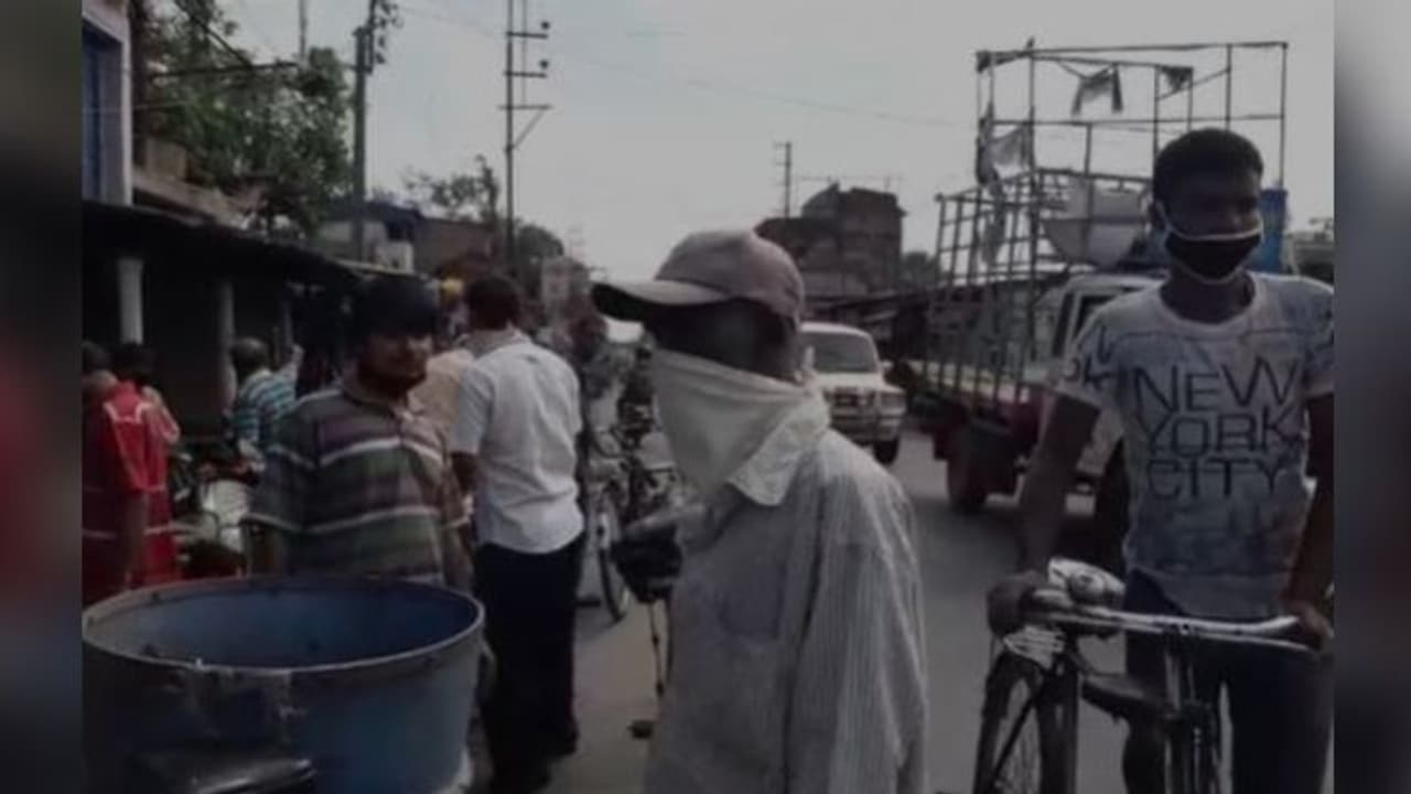 পৈলানের বাজারে ধারালো অস্ত্র নিয়ে আক্রমণ এক পাগলের, গুরুতর জখম সেলুন মালিক পৈলানের বাজারে ধারালো অস্ত্র নিয়ে আক্রমণ এক পাগলের, গুরুতর জখম সেলুন মালিক