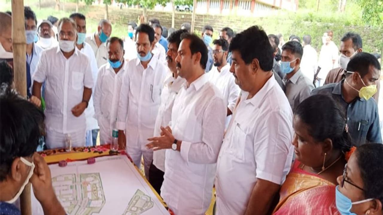 ఇకపై గ్రామ సచివాలయాల్లోనూ వైద్యం...వైద్యరంగంలో విప్లవాత్మకమైన మార్పులు ఇకపై గ్రామ సచివాలయాల్లోనూ వైద్యం...వైద్యరంగంలో విప్లవాత్మకమైన మార్పులు