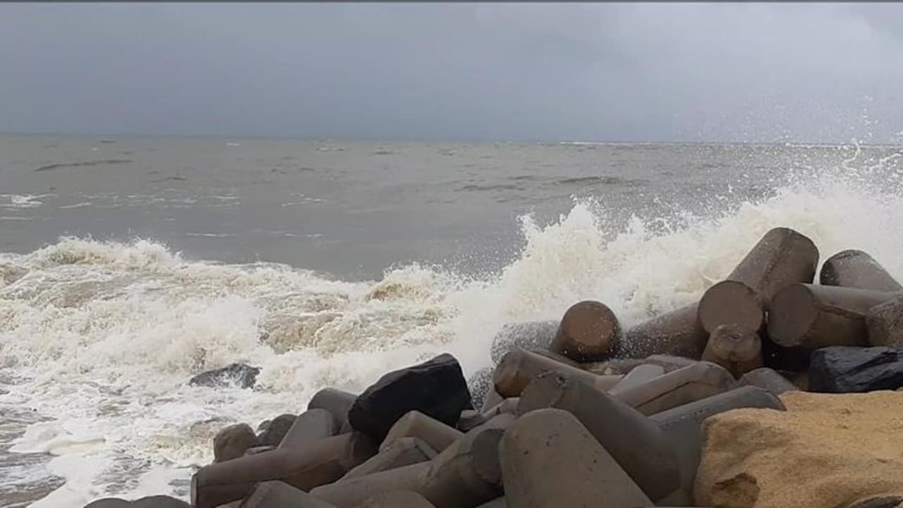 ಮಲ್ಪೆ ಬೀಚಲ್ಲಿ ಮುಳುಗುತ್ತಿದ್ದ 3 ವಿದ್ಯಾರ್ಥಿಗಳ ರಕ್ಷಣೆ ಮಲ್ಪೆ ಬೀಚಲ್ಲಿ ಮುಳುಗುತ್ತಿದ್ದ 3 ವಿದ್ಯಾರ್ಥಿಗಳ ರಕ್ಷಣೆ