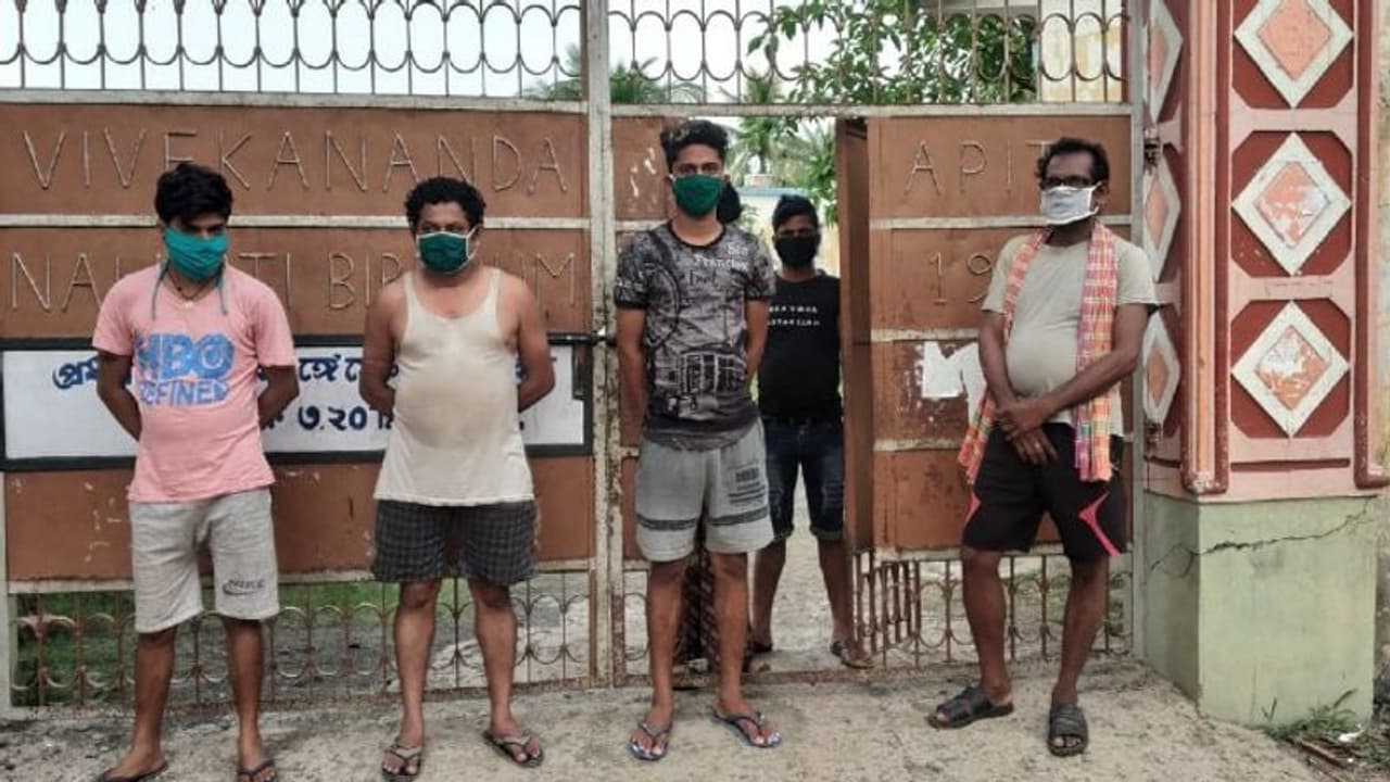 কোয়ারেন্টাইনে সেন্টারে দিন কাটছে অর্ধাহারে, ক্ষোভে ফুঁসছেন পরিযায়ী শ্রমিকরা কোয়ারেন্টাইনে সেন্টারে দিন কাটছে অর্ধাহারে, ক্ষোভে ফুঁসছেন পরিযায়ী শ্রমিকরা