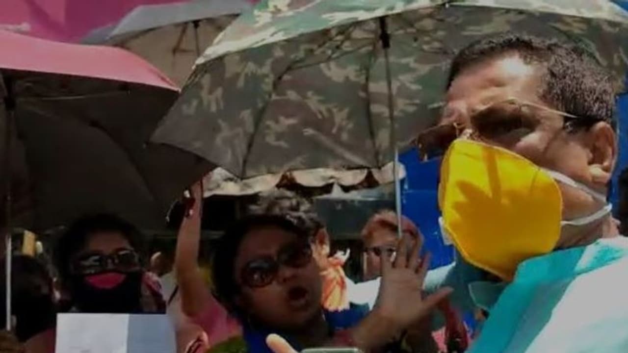 ফি বৃদ্ধির দাবি নিয়ে অবস্থান বিক্ষোভ, নারায়নপুর সেন্ট জোন্স স্কুলের সামনে প্রতিবাদ অভিভাবকদের