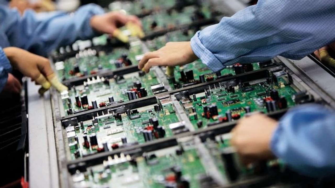 രാജ്യത്തെ ഇലക്ട്രോണിക്സ് നിർമാണം വർധിപ്പിക്കാൻ 50,000 കോടിയുടെ പദ്ധതിയുമായി കേന്ദ്ര സർക്കാർ രാജ്യത്തെ ഇലക്ട്രോണിക്സ് നിർമാണം വർധിപ്പിക്കാൻ 50,000 കോടിയുടെ പദ്ധതിയുമായി കേന്ദ്ര സർക്കാർ