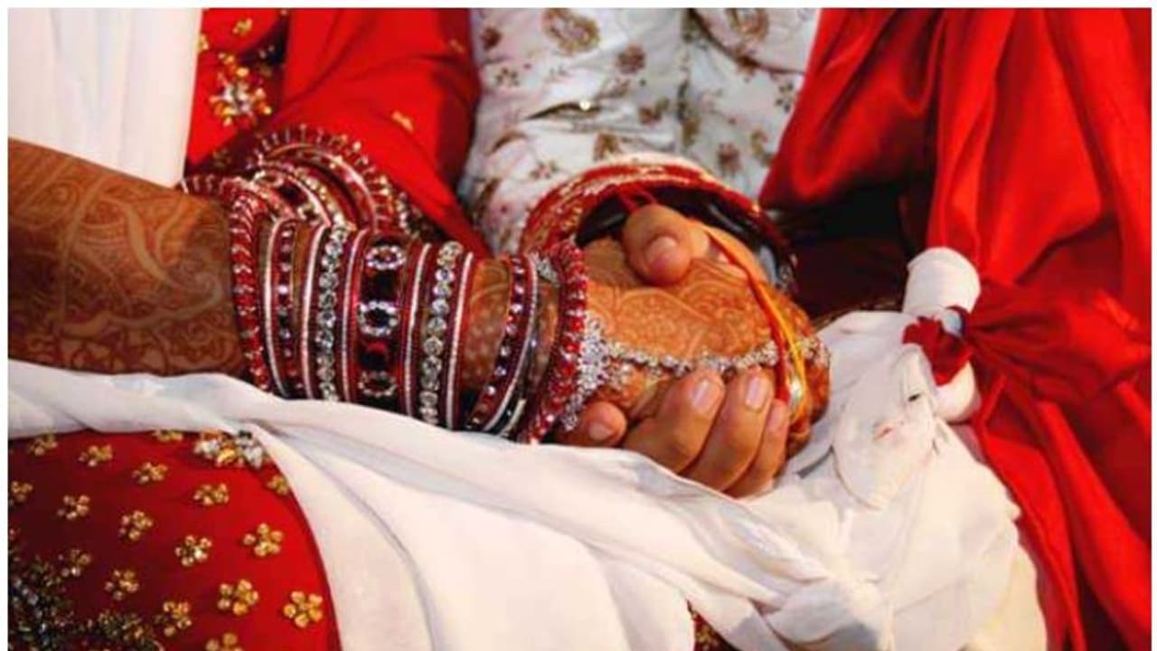 ഒളിച്ചോടി വിവാഹിതരായി കോടതിയിലെത്തിയ യുവമിഥുനങ്ങൾക്ക് മാസ്ക് ധരിക്കാത്തതിന് 10000 രൂപ പിഴ വിധിച്ച് ജഡ്ജി ഒളിച്ചോടി വിവാഹിതരായി കോടതിയിലെത്തിയ യുവമിഥുനങ്ങൾക്ക് മാസ്ക് ധരിക്കാത്തതിന് 10000 രൂപ പിഴ വിധിച്ച് ജഡ്ജി