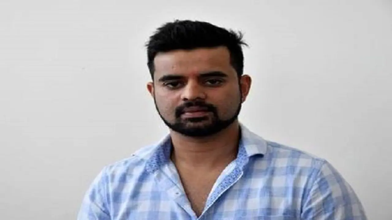 ಕಟಕಟೆಯಲ್ಲಿ ಪ್ರಜ್ವಲ್ ರೇವಣ್ಣ ಹರಟೆಗೆ ಹೈಕೋರ್ಟ್ ಗರಂ ಕಟಕಟೆಯಲ್ಲಿ ಪ್ರಜ್ವಲ್ ರೇವಣ್ಣ ಹರಟೆಗೆ ಹೈಕೋರ್ಟ್ ಗರಂ