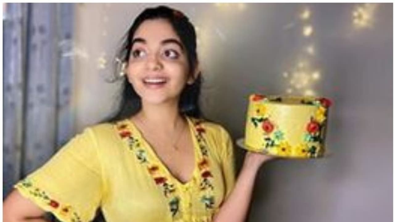 എന്നെപ്പോലെയുള്ള സഹോദരിമാരുണ്ട്, ഇപ്പോള് കേക്കും കിട്ടിയിരിക്കുന്നു, ഫോട്ടോയുമായി അഹാന കൃഷ്ണകുമാര് എന്നെപ്പോലെയുള്ള സഹോദരിമാരുണ്ട്, ഇപ്പോള് കേക്കും കിട്ടിയിരിക്കുന്നു, ഫോട്ടോയുമായി അഹാന കൃഷ്ണകുമാര്