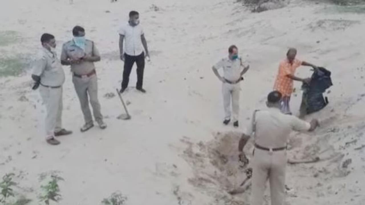 লকডাউনে ভাঙল 'সুখের সংসার', স্ত্রীকে 'খুন' করে পুঁতে দিল স্বামী লকডাউনে ভাঙল 'সুখের সংসার', স্ত্রীকে 'খুন' করে পুঁতে দিল স্বামী