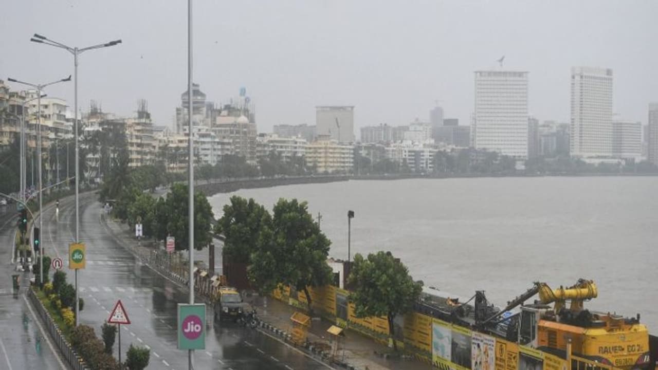 മഹാരാഷ്ട്രയിൽ ആഞ്ഞുവീശി നിസർഗ ചുഴലിക്കാറ്റ്; വ്യാപക നാശനഷ്ടം
