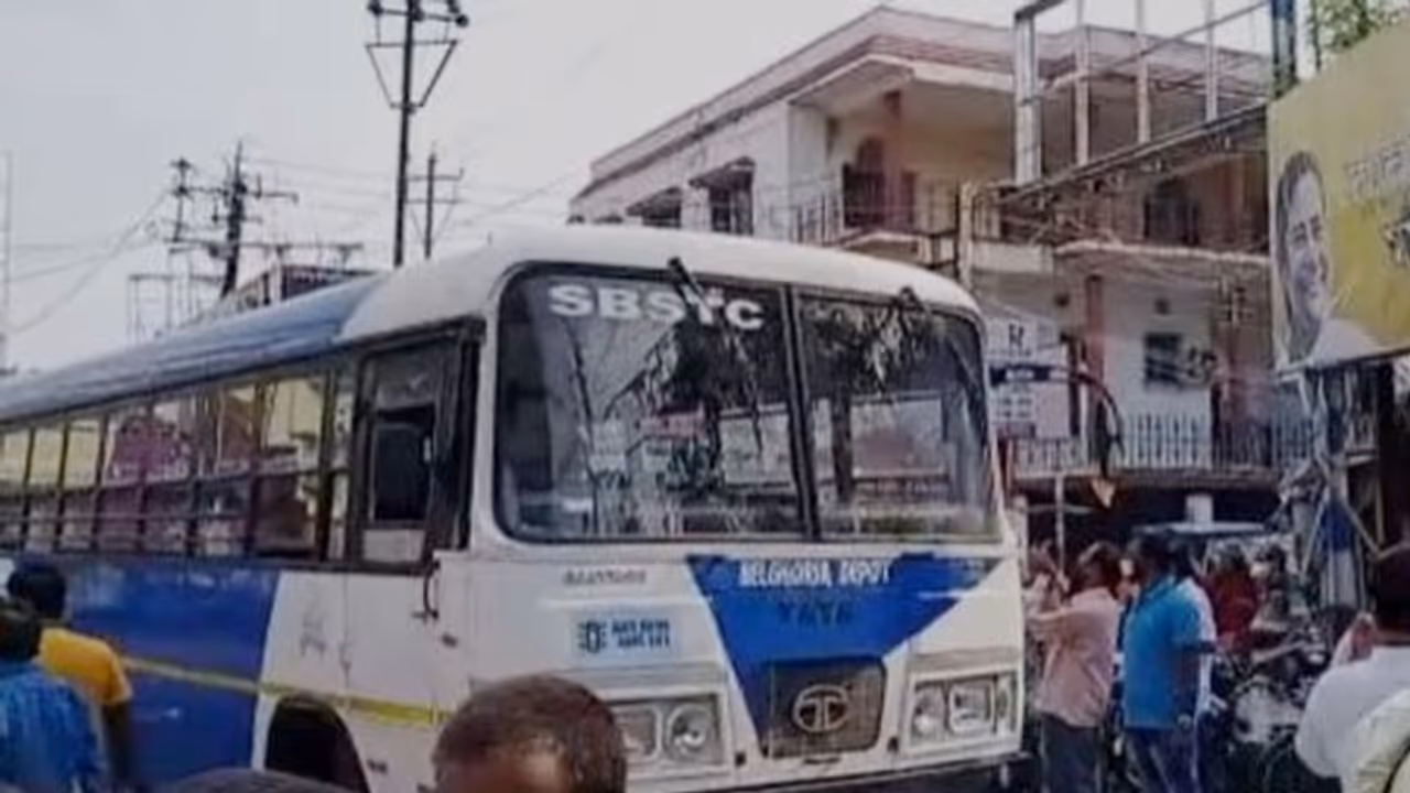 অস্থায়ী কর্মীদের বিক্ষোভের জেরে বন্ধ কলকাতা দিঘা সরকারি বাস পরিষেবা, পুজোর মুখে সমস্যায় পর্যটকরা 