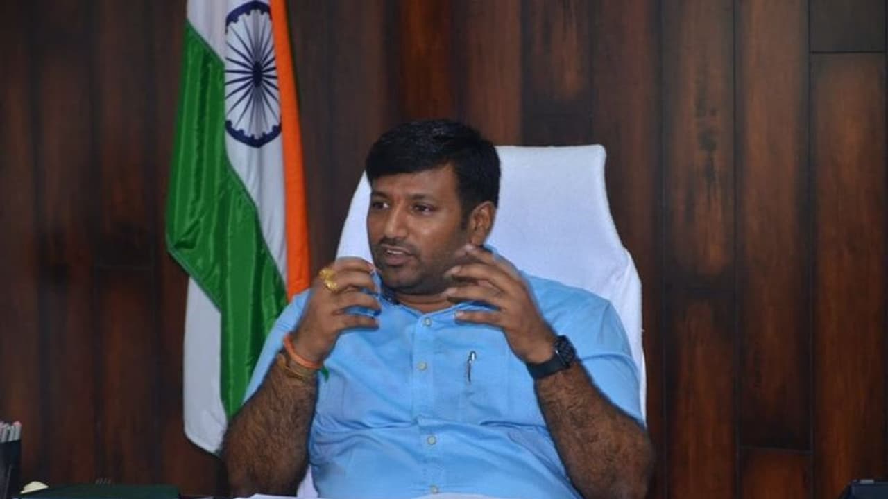 కరోనా కట్టడికి పటిష్ట చర్యలు: టాప్ 50 బెస్ట్ ఐఏఎస్లలో రంగారెడ్డి కలెక్టర్కు స్థానం కరోనా కట్టడికి పటిష్ట చర్యలు: టాప్ 50 బెస్ట్ ఐఏఎస్లలో రంగారెడ్డి కలెక్టర్కు స్థానం