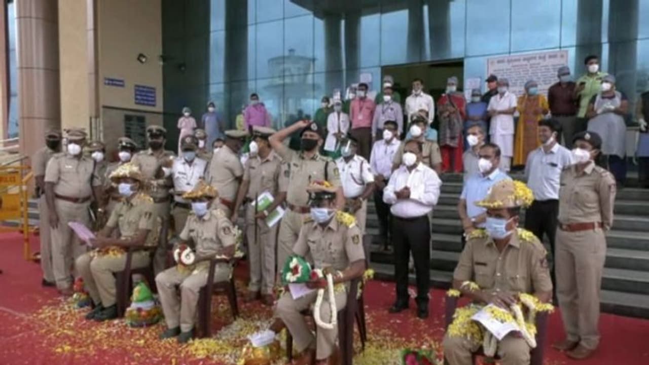 ಹಾಸನದಲ್ಲಿ ಕೊರೋನಾ ಗೆದ್ದು ಬಂದ ಪೊಲೀಸರಿಗೆ ಅದ್ಧೂರಿ ಸ್ವಾಗತ ಹಾಸನದಲ್ಲಿ ಕೊರೋನಾ ಗೆದ್ದು ಬಂದ ಪೊಲೀಸರಿಗೆ ಅದ್ಧೂರಿ ಸ್ವಾಗತ