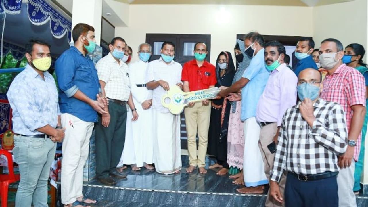 പ്രളയത്തിൽ വീട് തകർന്ന കുടുംബത്തിന് കൈത്താങ്ങായി ഹയർ സെക്കൻഡറി അധ്യാപകർ പ്രളയത്തിൽ വീട് തകർന്ന കുടുംബത്തിന് കൈത്താങ്ങായി ഹയർ സെക്കൻഡറി അധ്യാപകർ