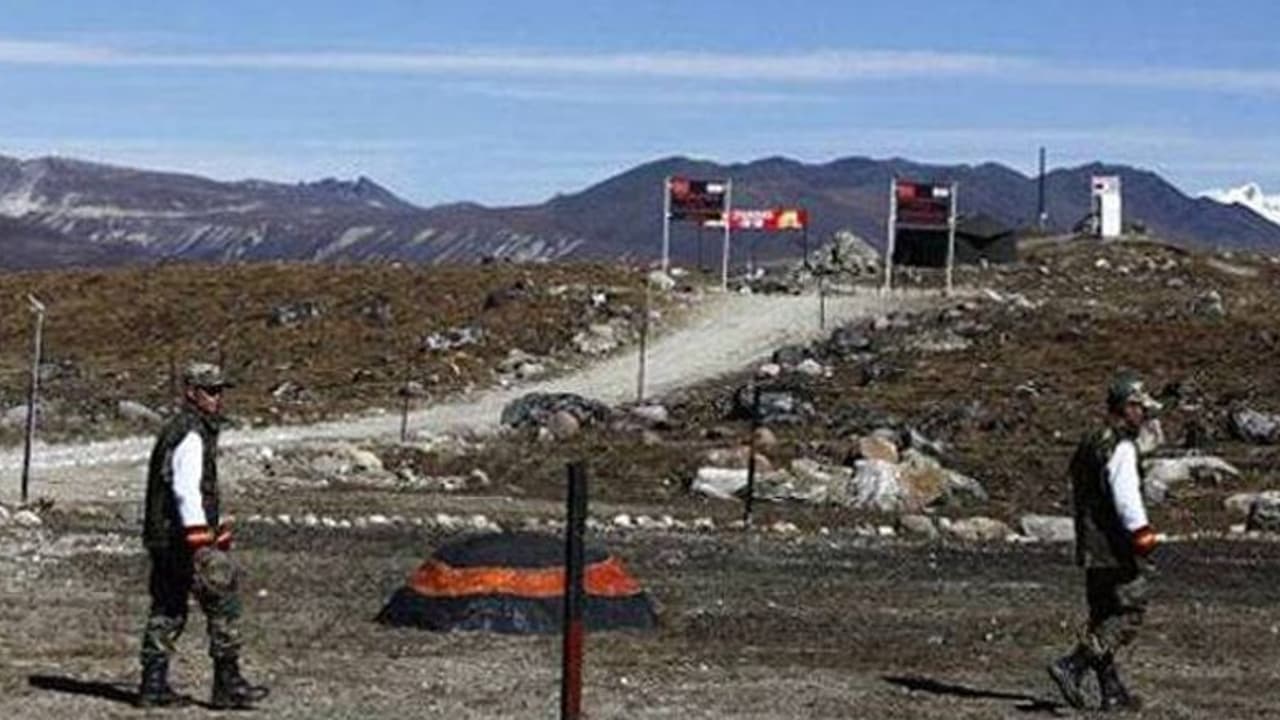 चूर चूर हुआ चीन का गरूर! सीमा पर नरमी,गलवान घाटी में 2 KM पीछे हटे चीनी सैनिक,भारतीय सेना भी हटी पीछे चूर चूर हुआ चीन का गरूर! सीमा पर नरमी,गलवान घाटी में 2 KM पीछे हटे चीनी सैनिक,भारतीय सेना भी हटी पीछे