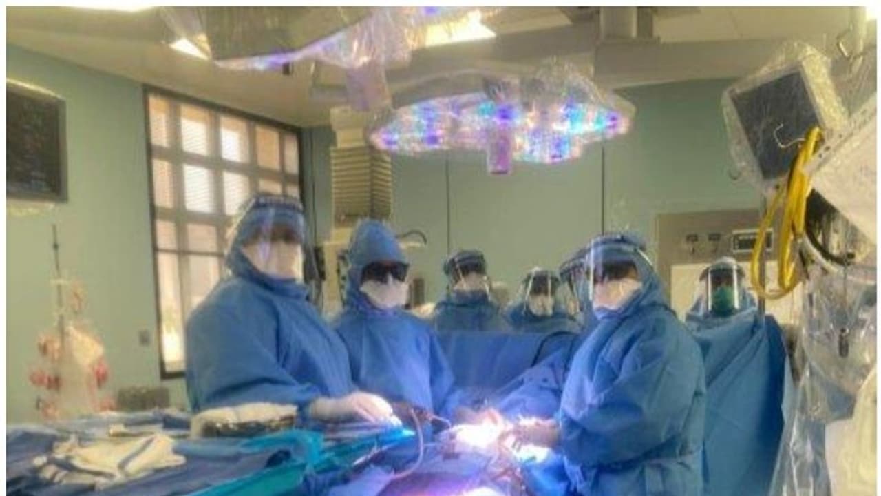 കൊവിഡ് ബാധിതന്റെ ഹൃദയം തുറന്നുള്ള ശസ്ത്രക്രിയ വിജയകരം കൊവിഡ് ബാധിതന്റെ ഹൃദയം തുറന്നുള്ള ശസ്ത്രക്രിയ വിജയകരം