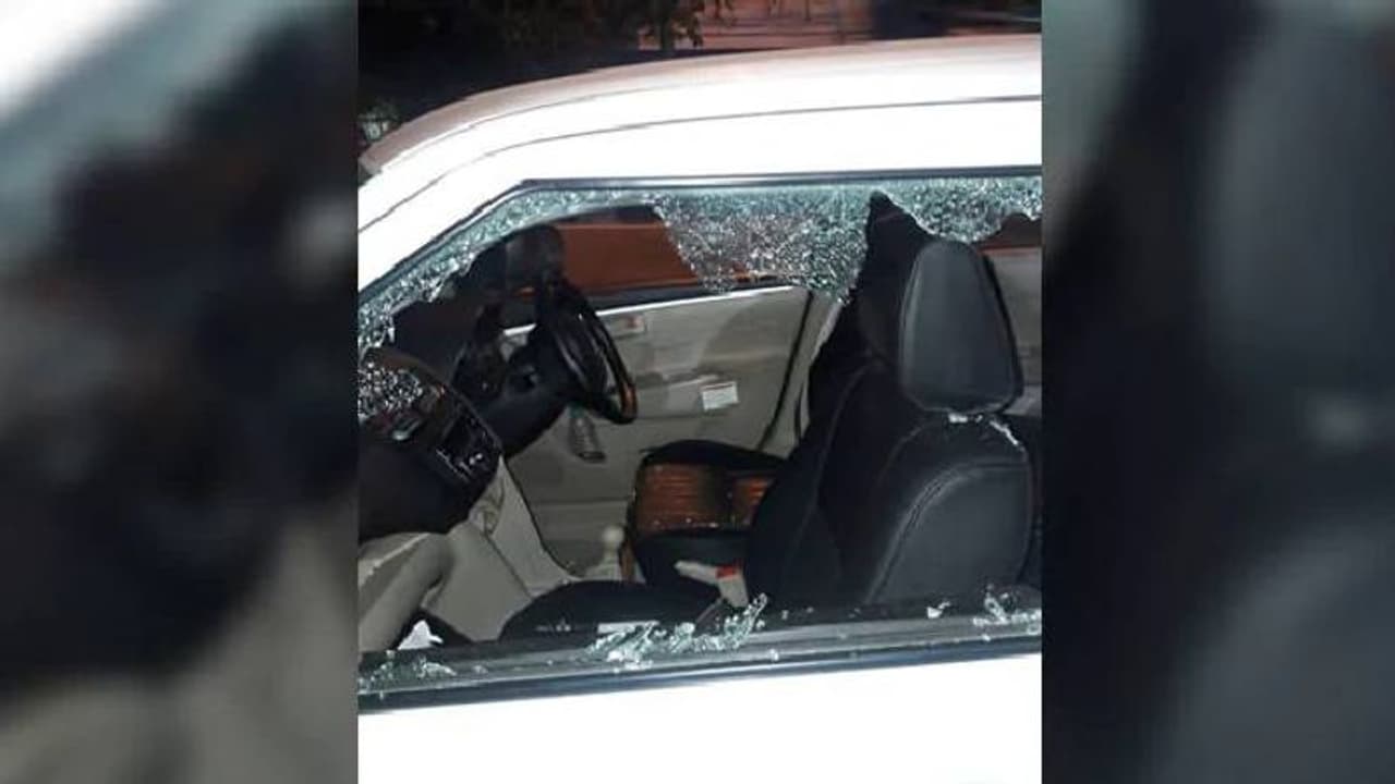 പൈലറ്റിനെ തോക്കിന്മുനയില് നിര്ത്തി കവര്ച്ച; കത്തികൊണ്ട് ആക്രമിച്ച് വഴിയില് ഉപേക്ഷിച്ചു പൈലറ്റിനെ തോക്കിന്മുനയില് നിര്ത്തി കവര്ച്ച; കത്തികൊണ്ട് ആക്രമിച്ച് വഴിയില് ഉപേക്ഷിച്ചു