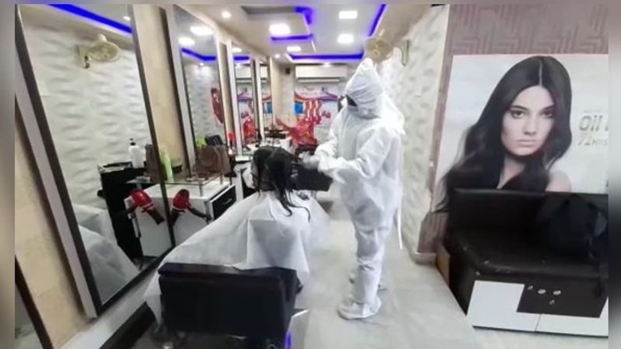 মেকওভারেই মিটছে ঘরবন্দির জ্বালা, পিপিই কিট মাস্ক পরে পার্লারে বিউটিশিয়ানরা
