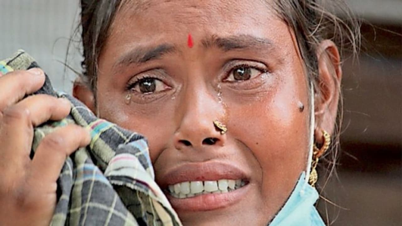 कब थमेंगे बेबसी के आंसू: घर में एक रोटी भी नहीं..रोते हुए बोली साहब गांव भिजवा दो जिंदा तो रहेंगे कब थमेंगे बेबसी के आंसू: घर में एक रोटी भी नहीं..रोते हुए बोली साहब गांव भिजवा दो जिंदा तो रहेंगे