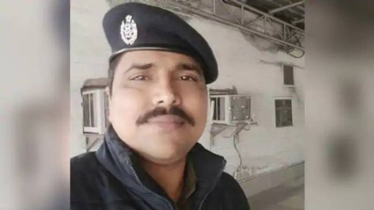 കുഞ്ഞിന് പാല് നല്കാന് ട്രെയിനിന് പിന്നാലെ പായുന്ന ഉദ്യോഗസ്ഥന്; 'റിയല് ഹീറോ' എന്ന് വിളിച്ച് സോഷ്യല് മീഡിയ കുഞ്ഞിന് പാല് നല്കാന് ട്രെയിനിന് പിന്നാലെ പായുന്ന ഉദ്യോഗസ്ഥന്; 'റിയല് ഹീറോ' എന്ന് വിളിച്ച് സോഷ്യല് മീഡിയ