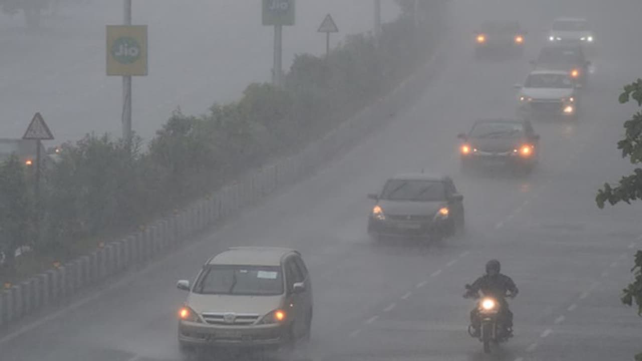 निसर्ग ने खुशगवार बनाया मौसम, उत्तर भारत के लिए चेतावनी