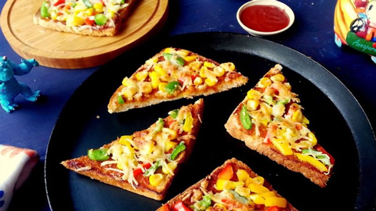 Bread Pizza : வீட்டிலேயே செய்யலாம் பிரட் பீசா!