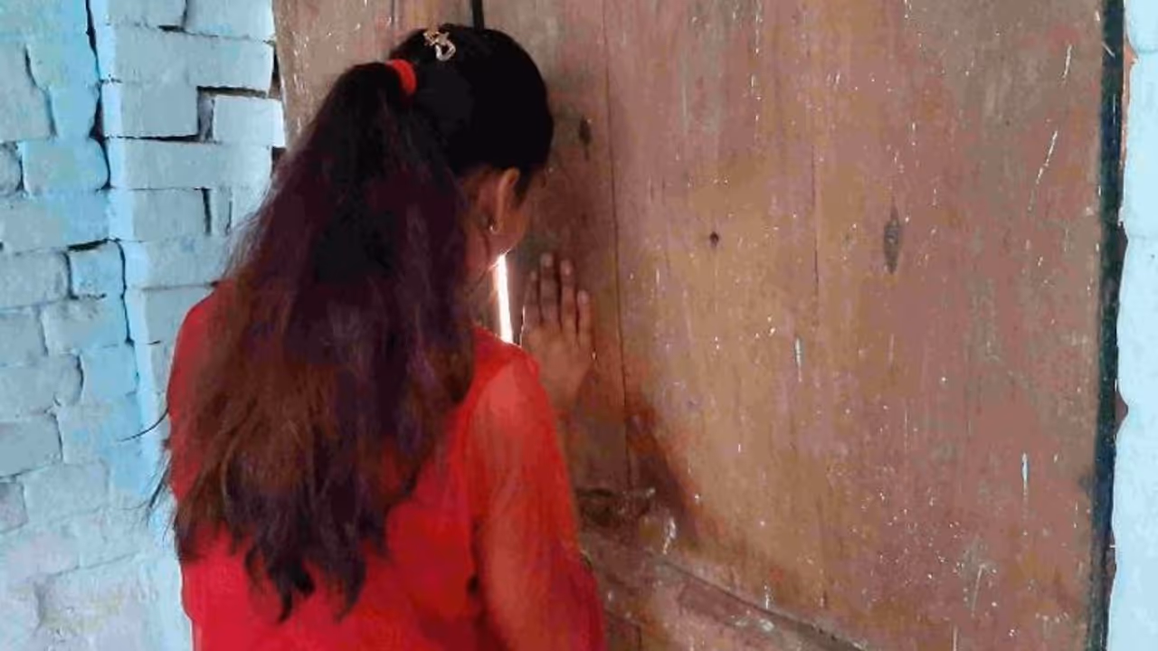 డబుల్ బెడ్రూం ఇండ్ల సముదాయంలో దారుణం... మైనర్ బాలికపై అత్యాచార, హత్యాయత్నం డబుల్ బెడ్రూం ఇండ్ల సముదాయంలో దారుణం... మైనర్ బాలికపై అత్యాచార, హత్యాయత్నం