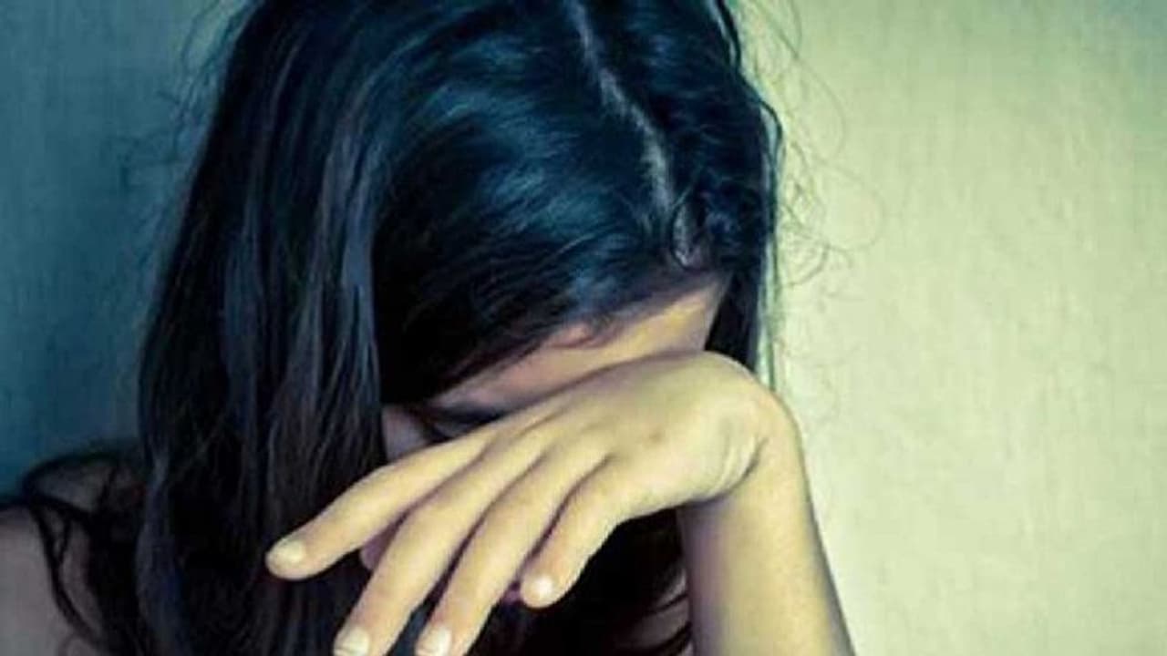 স্বামী ও তার বন্ধুদের হাতেই গেল গৃহবধূর ইজ্জত, বাধা দেওয়ায় মার খেল পাঁচ বছরের সন্তানও স্বামী ও তার বন্ধুদের হাতেই গেল গৃহবধূর ইজ্জত, বাধা দেওয়ায় মার খেল পাঁচ বছরের সন্তানও