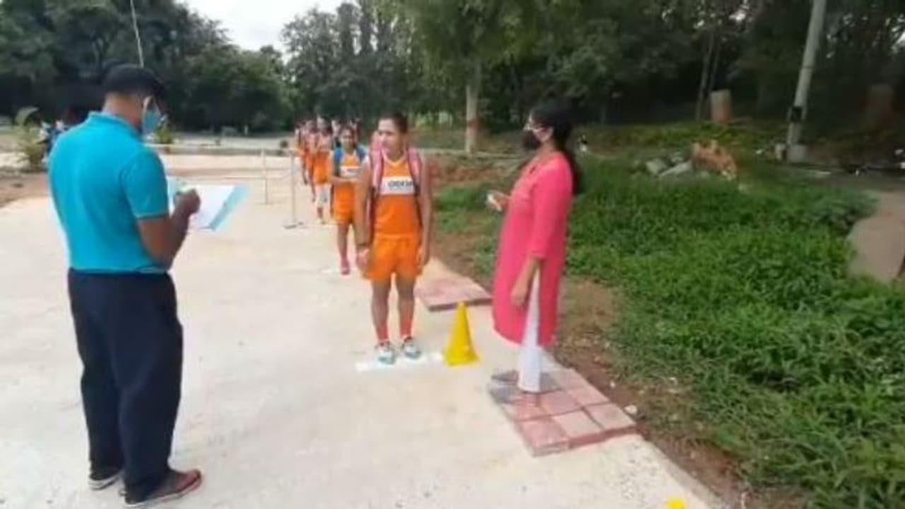স্বাস্থ্যবিধি মেনে অনুশীলন শুরু করে দিল ভারতীয় পুরুষ ও মহিলা হকি দল স্বাস্থ্যবিধি মেনে অনুশীলন শুরু করে দিল ভারতীয় পুরুষ ও মহিলা হকি দল