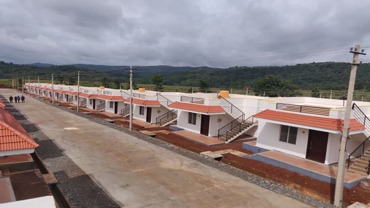 ಕೊಡಗು ಮಹಾಮಳೆ ಸಂತ್ರಸ್ತರಿಗೆ ಕೊನೆಗೂ ಮನೆ ಹಂಚಿಕೆ ಕೊಡಗು ಮಹಾಮಳೆ ಸಂತ್ರಸ್ತರಿಗೆ ಕೊನೆಗೂ ಮನೆ ಹಂಚಿಕೆ