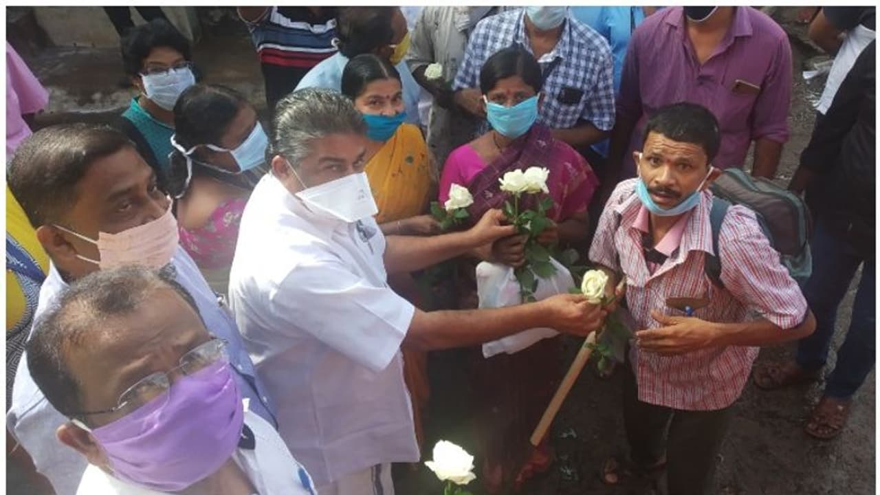 ലോക്ക്ഡൌണ്:കന്നട ദമ്പതികള്ക്ക് ചെങ്ങന്നൂരില് കൈത്താങ്ങായി 'ഓപ്പറേഷന് ലൌ' ലോക്ക്ഡൌണ്:കന്നട ദമ്പതികള്ക്ക് ചെങ്ങന്നൂരില് കൈത്താങ്ങായി 'ഓപ്പറേഷന് ലൌ'