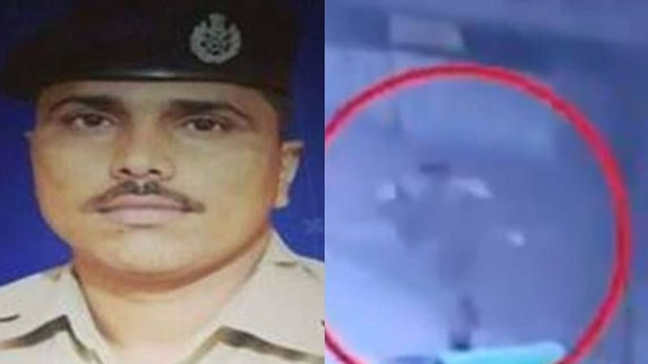 భళా పోలీస్: పసిపాప పాలప్యాకెట్ కోసం రన్నింగ్ ట్రైన్ వెంట పరుగులు, మంత్రి ప్రశంసలు భళా పోలీస్: పసిపాప పాలప్యాకెట్ కోసం రన్నింగ్ ట్రైన్ వెంట పరుగులు, మంత్రి ప్రశంసలు