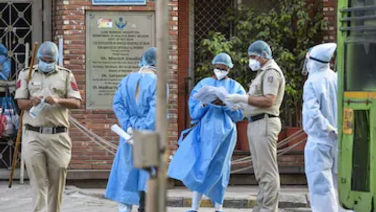 ദില്ലിയിൽ കോവിഡ് രോഗി ചികിത്സ കിട്ടാതെ മരിച്ചെന്ന ആരോപണവുമായി മകൾ ദില്ലിയിൽ കോവിഡ് രോഗി ചികിത്സ കിട്ടാതെ മരിച്ചെന്ന ആരോപണവുമായി മകൾ