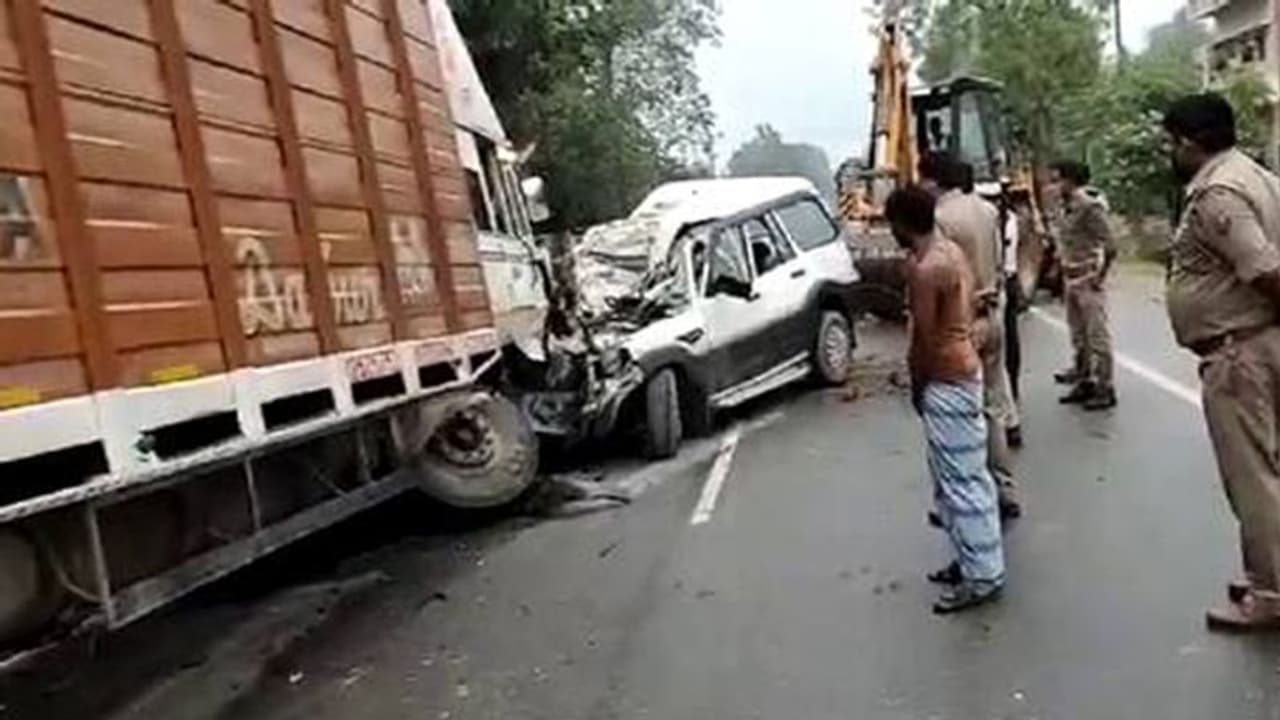 तेज रफ्तार स्कार्पियो की कंटेनर से टक्कर, 9 की मौत; गैस कटर से गाड़ी काटकर निकाले गए शव तेज रफ्तार स्कार्पियो की कंटेनर से टक्कर, 9 की मौत; गैस कटर से गाड़ी काटकर निकाले गए शव