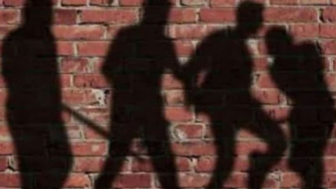 শৌচাগার ব্যবহার নিয়ে ধুন্ধুমার কসবায়, বেধড়ক মারে যুবকের মৃত্যু শৌচাগার ব্যবহার নিয়ে ধুন্ধুমার কসবায়, বেধড়ক মারে যুবকের মৃত্যু