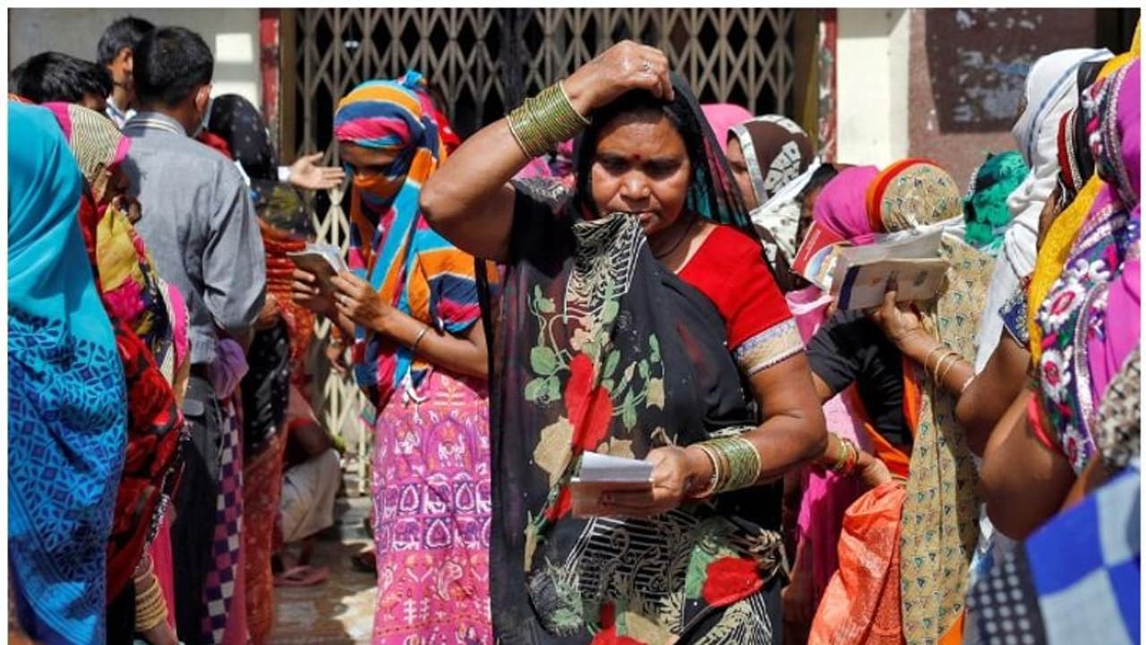 ഇത് പട്ടിണിയുടെയും ദുരിതങ്ങളുടെയും കാലം; വീട്ടുജോലിക്കാര് കഷ്ടതയിലെന്ന് ഈ സര്വേ റിപ്പോര്ട്ട് ഇത് പട്ടിണിയുടെയും ദുരിതങ്ങളുടെയും കാലം; വീട്ടുജോലിക്കാര് കഷ്ടതയിലെന്ന് ഈ സര്വേ റിപ്പോര്ട്ട്