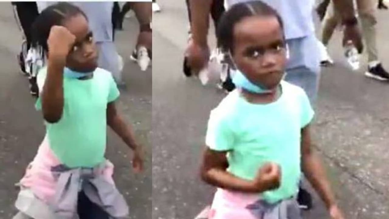 'നോ ജസ്റ്റിസ്, നോ പീസ്'; വംശവെറിക്കെതിരെ മുഷ്ടി ചുരുട്ടി പത്ത് വയസ്സുകാരി; വൈറലായി വീഡിയോ 'നോ ജസ്റ്റിസ്, നോ പീസ്'; വംശവെറിക്കെതിരെ മുഷ്ടി ചുരുട്ടി പത്ത് വയസ്സുകാരി; വൈറലായി വീഡിയോ