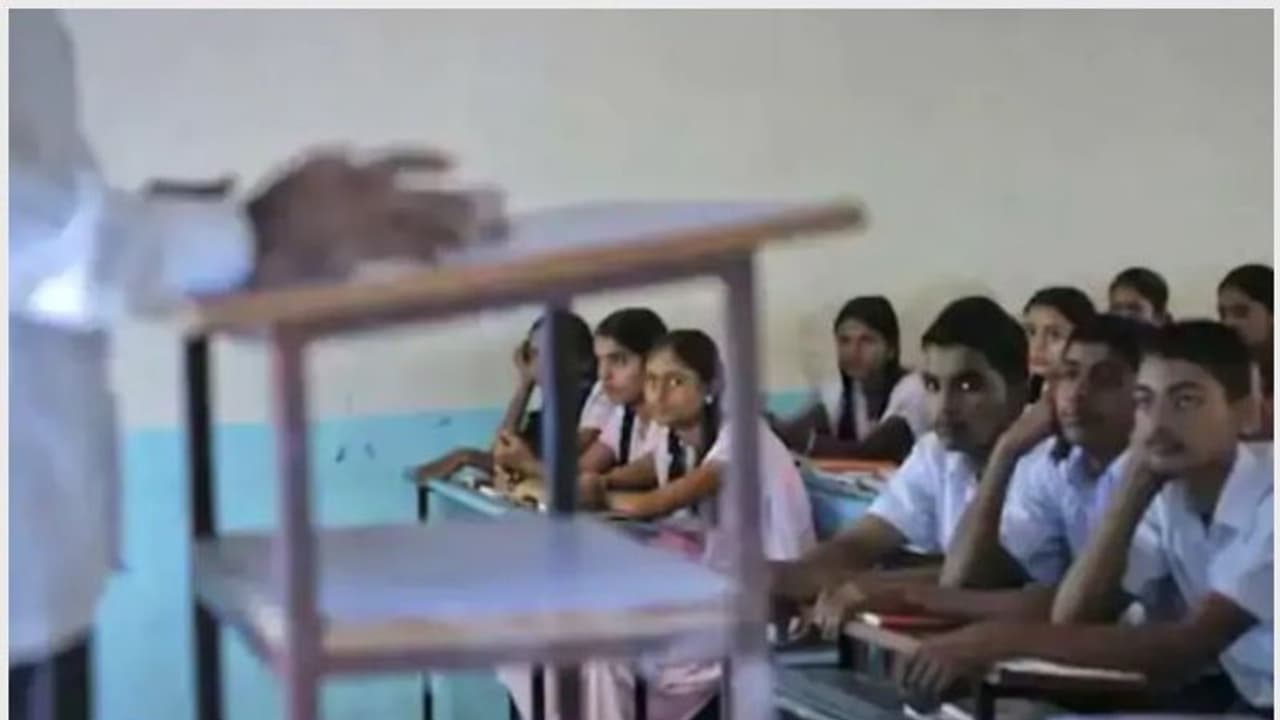 এসএসসি পরীক্ষা দিয়ে স্কুল বদল, তারপরেও বেতন কাটছাঁট হওয়ায় ক্ষোভ শিক্ষকদের