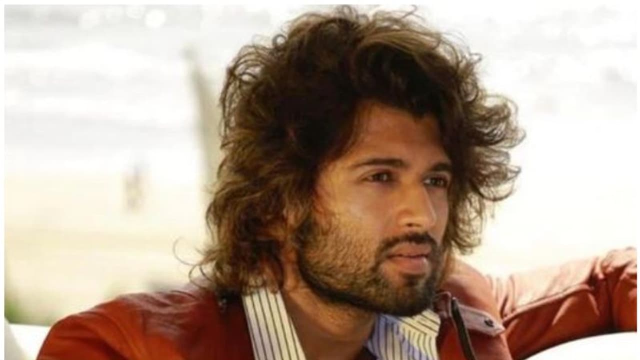 വിജയ് ദേവെരകൊണ്ട ഫൗണ്ടേഷൻ സമാഹരിച്ചത് 1.7 കോടി, 17000 കുടുംബങ്ങള്ക്ക് സഹായം വിജയ് ദേവെരകൊണ്ട ഫൗണ്ടേഷൻ സമാഹരിച്ചത് 1.7 കോടി, 17000 കുടുംബങ്ങള്ക്ക് സഹായം