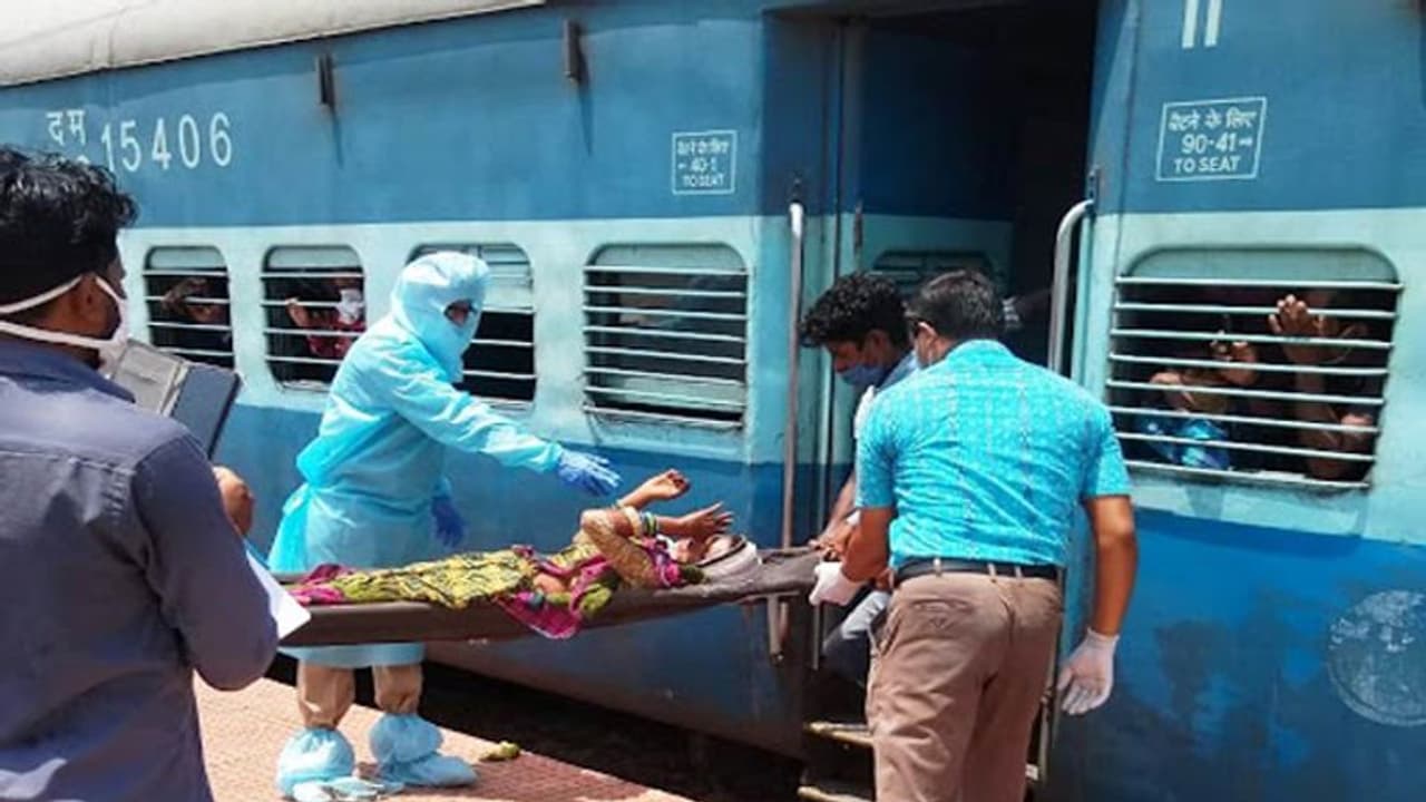 ट्रेन से घर जा रही थी 19 साल की लड़की, अचानक उठा दर्द, श्रमिक स्पेशल ट्रेन में ही दिया बच्चे को जन्म ट्रेन से घर जा रही थी 19 साल की लड़की, अचानक उठा दर्द, श्रमिक स्पेशल ट्रेन में ही दिया बच्चे को जन्म