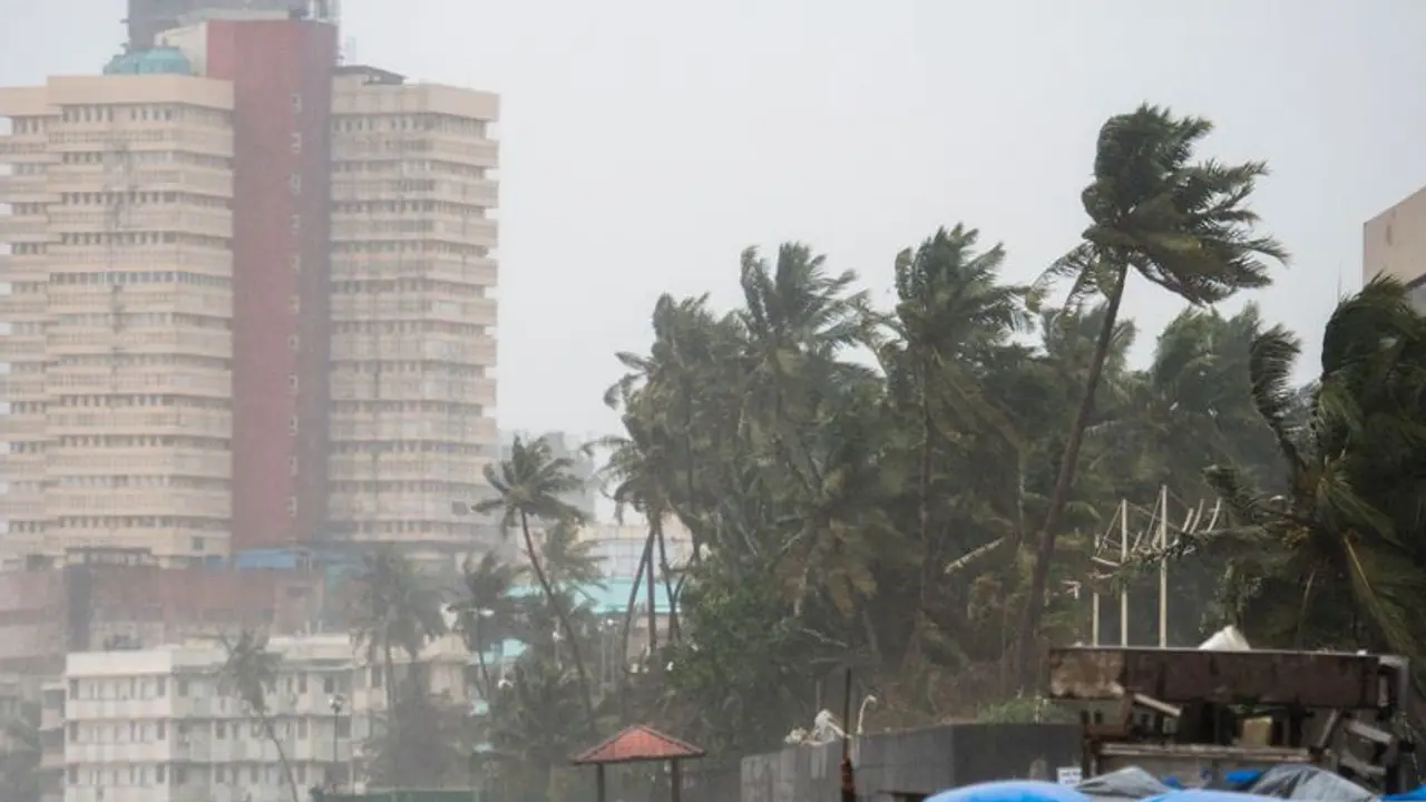 ದಕ್ಷಿಣ ಭಾರತದ ಮೇಲೆ ಅವಳಿ ಚಂಡಮಾರುತ ದಾಳಿ, 4 ರಾಜ್ಯಗಳಲ್ಲಿ ಮಳೆಯ ಮುನ್ನೆಚ್ಚರಿಕೆ ದಕ್ಷಿಣ ಭಾರತದ ಮೇಲೆ ಅವಳಿ ಚಂಡಮಾರುತ ದಾಳಿ, 4 ರಾಜ್ಯಗಳಲ್ಲಿ ಮಳೆಯ ಮುನ್ನೆಚ್ಚರಿಕೆ