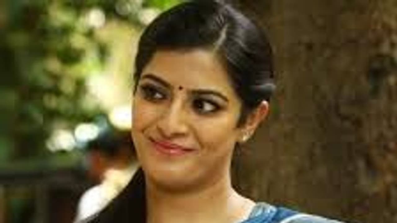 கொரோனா தடுப்பூசி போட்டாச்சு..! நடிகை வரலட்சுமி சரத்குமார் வெளியிட்ட வீடியோ..! கொரோனா தடுப்பூசி போட்டாச்சு..! நடிகை வரலட்சுமி சரத்குமார் வெளியிட்ட வீடியோ..!