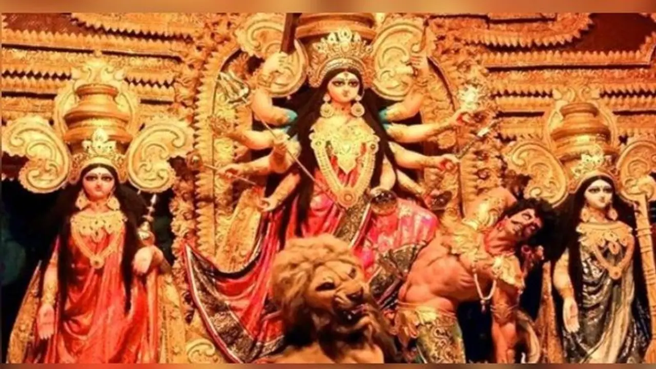 দুর্গাপুজার এই বিশেষ সন্ধিক্ষণে দেবী মৃন্ময়ী থেকে চিন্ময়ী রূপে আসেন