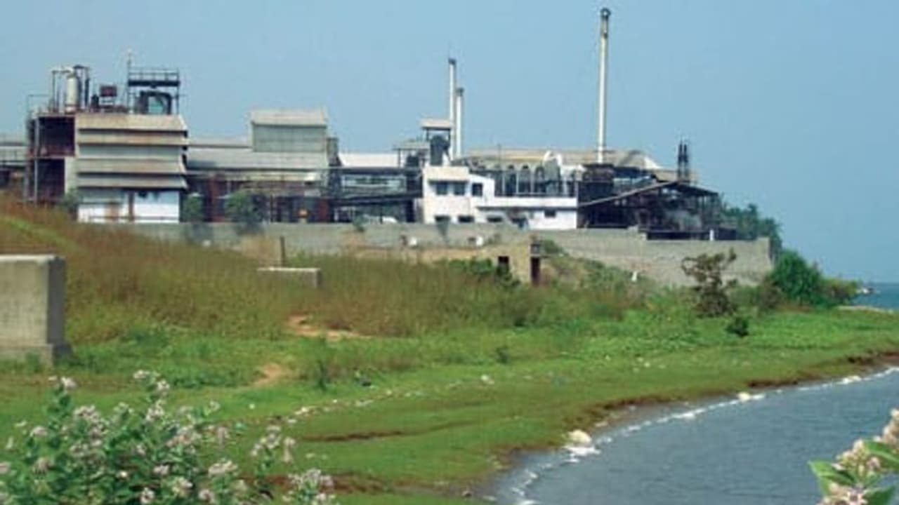 తూ.గోలో దివీస్ కు వ్యతిరేకంగా ఆందోళన, ఉద్రిక్తత: లెఫ్ట్ నేతలు, రైతుల అరెస్ట్ తూ.గోలో దివీస్ కు వ్యతిరేకంగా ఆందోళన, ఉద్రిక్తత: లెఫ్ట్ నేతలు, రైతుల అరెస్ట్