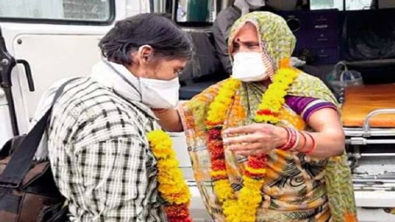 ಕೊರೋನಾ ಗೆದ್ದ ಹಿರಿಯ 60 ರ ಜೋಡಿಗೆ ಮದುವೆ ಸಂಭ್ರಮ! ಕೊರೋನಾ ಗೆದ್ದ ಹಿರಿಯ 60 ರ ಜೋಡಿಗೆ ಮದುವೆ ಸಂಭ್ರಮ!