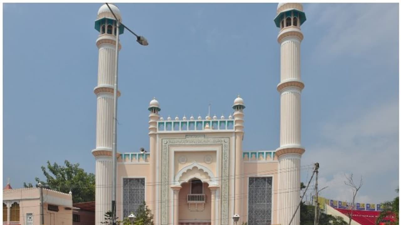 Halal Food : തുപ്പിയ ഭക്ഷണമാണ് ഹലാൽ എന്നത് വസ്തുത വിരുദ്ധം; വിദ്വേഷ പ്രചാരണം നടത്തരുതെന്ന് പാളയം ഇമാം Halal Food : തുപ്പിയ ഭക്ഷണമാണ് ഹലാൽ എന്നത് വസ്തുത വിരുദ്ധം; വിദ്വേഷ പ്രചാരണം നടത്തരുതെന്ന് പാളയം ഇമാം