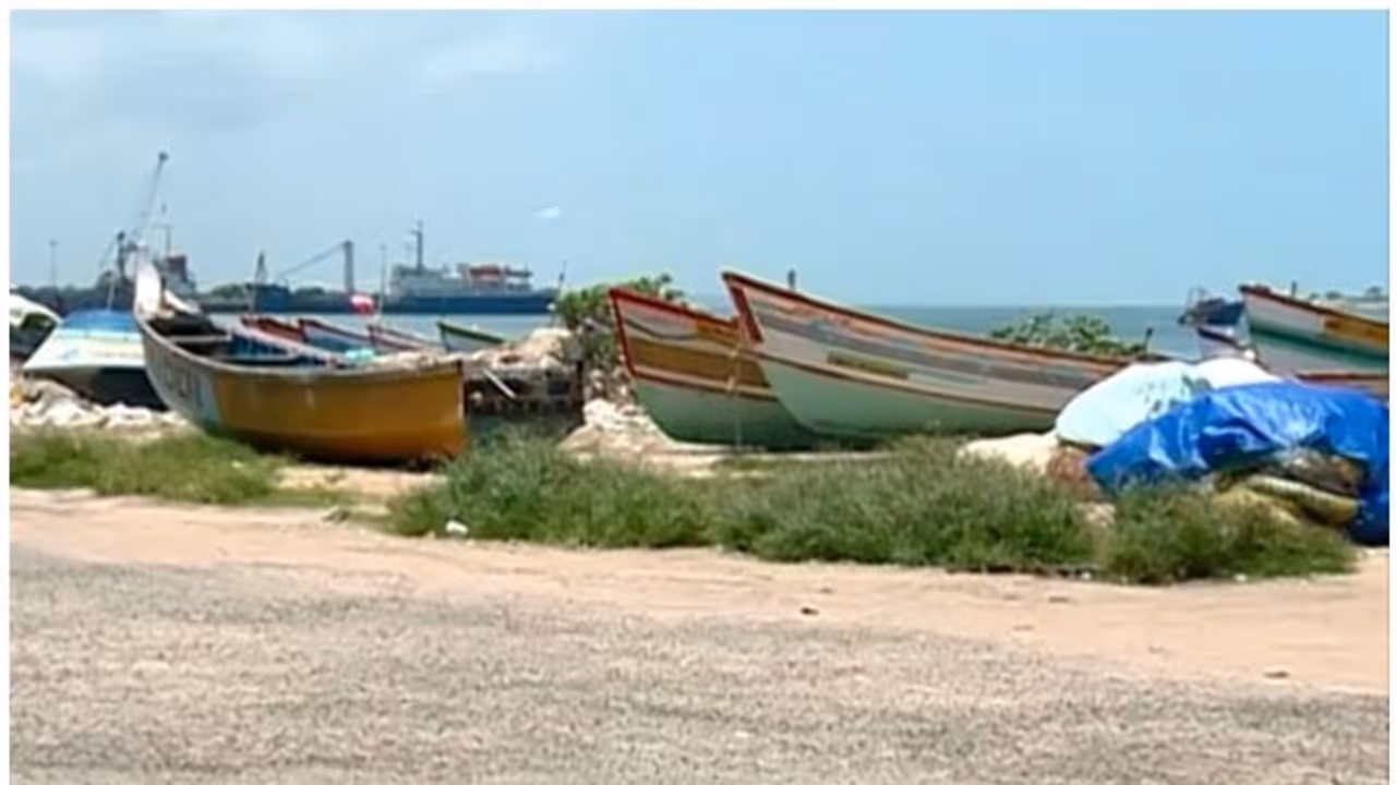 വന്‍ തിരക്ക്; കൊല്ലം നീണ്ടകര തുറമുഖം അടച്ചു