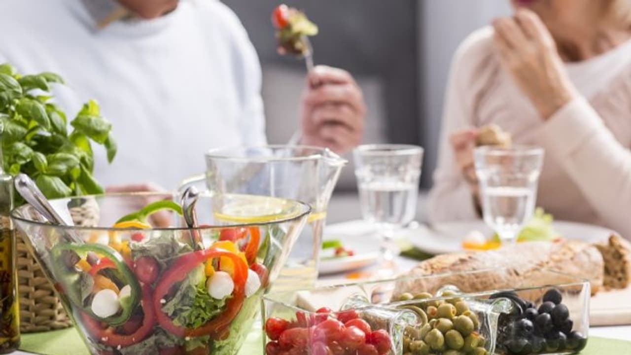 പ്രായം കൂടുമ്പോള്‍ ഭക്ഷണത്തില്‍ വരുത്തേണ്ട ചില മാറ്റങ്ങള്‍...